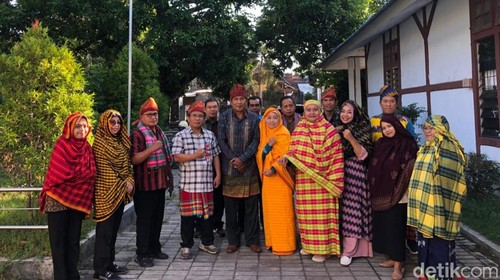 Pegawai Pemkot Bima yang mengenakan pakaian adat Bima berupa Sambolo dan Rimpu saat jam kerja Kamis (29/2/2024) kemarin. (Dok. Rafiin//detikBali)