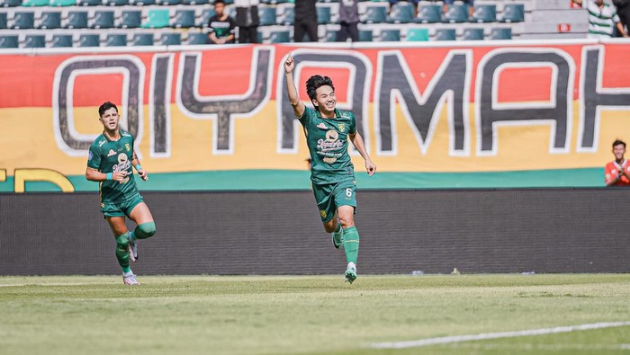 Pemain Persebaya Muhammad Iqbal selebrasi usai mencetak gol cepat ke gawang PSS Sleman