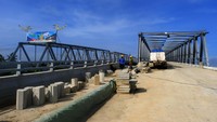 Pekerja menyelesaikan pengerjaan Jembatan Kapuas I yang bersebelahan dengan Jembatan Kapuas lama, yang sedang dalam proses akhir pembangunan di Pontianak, Kalimantan Barat, Minggu (3/3/2024). 