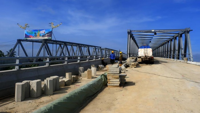 Pekerja menyelesaikan pengerjaan Jembatan Kapuas I yang bersebelahan dengan Jembatan Kapuas lama, yang sedang dalam proses akhir pembangunan di Pontianak, Kalimantan Barat, Minggu (3/3/2024). Menurut Kepala Balai Pelaksanaan Jalan Nasional (BPJN) Kalimantan Barat Handiyana, progres pembangunan duplikasi Jembatan Kapuas I yang memiliki panjang 430 meter dan lebar sembilan meter tersebut telah mencapai 99 persen dan nantinya akan dilakukan uji coba dengan bobot beban maksimum 450 ton. ANTARA FOTO/Jessica Wuysang