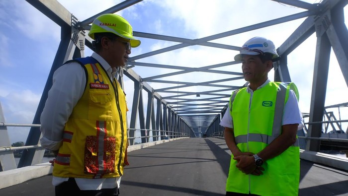 Pembangunan Duplikasi Jembatan Kapuas Hampir Rampung Pekerja menyelesaikan pengerjaan Jembatan Kapuas I yang bersebelahan dengan Jembatan Kapuas lama, yang sedang dalam proses akhir pembangunan di Pontianak, Kalimantan Barat, Minggu (3/3/2024). Menurut Kepala Balai Pelaksanaan Jalan Nasional (BPJN) Kalimantan Barat Handiyana, progres pembangunan duplikasi Jembatan Kapuas I yang memiliki panjang 430 meter dan lebar sembilan meter tersebut telah mencapai 99 persen dan nantinya akan dilakukan uji coba dengan bobot beban maksimum 450 ton. ANTARA FOTO/Jessica Wuysang
