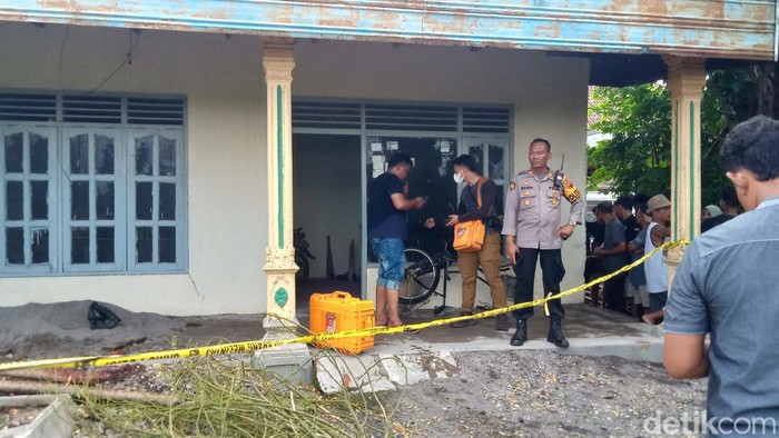 Polisi melakukan olah TKP penemuan mayat di Desa Bulusan, Kecamatan Karangdowo, Klaten, Minggu (3/3/2024).