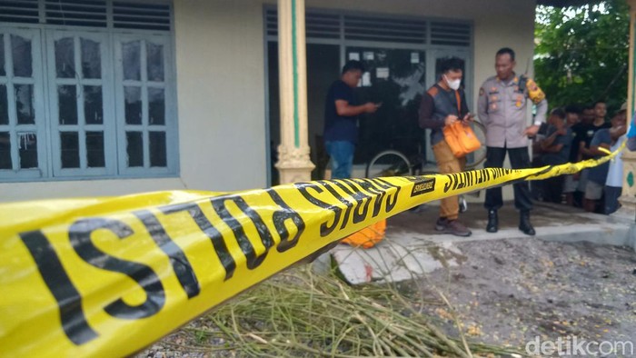 Polisi olah TKP di rumah S terkait penemuan jenazah Kakek Harto di Desa Bulusan, Kecamatan Karangdowo, Klaten, Minggu (3/3/2024).