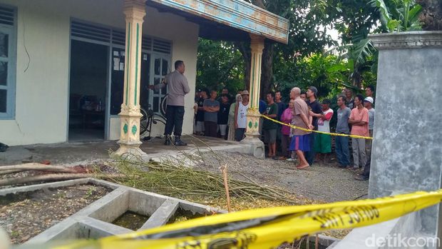 Polisi melakukan olah TKP penemuan mayat di Desa Bulusan, Kecamatan Karangdowo, Klaten, Minggu (3/3/2024).