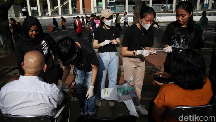 Sejumlah mahasiswa-mahasiswi kedokteran dari kampus Atmajaya Jakarta melakukan pengecekan tensi dan kolestrol gratis di CFD, Jalan MH Thamrin, Jakarta, Minggu (3/3/2024).