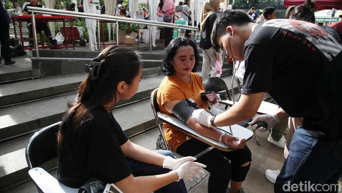 Sejumlah mahasiswa-mahasiswi kedokteran dari kampus Atmajaya Jakarta melakukan pengecekan tensi dan kolestrol gratis di CFD, Jalan MH Thamrin, Jakarta, Minggu (3/3/2024).