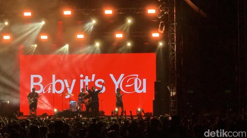 Penampilan Hindia di Joyland Fest Bali 2024, Minggu (3/3/2024) di Peninsula Island. (Siti Mu’amalah)