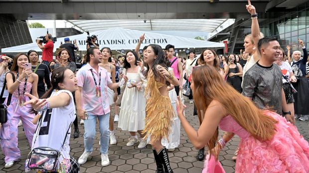 Penonton bernyanyi saat konser Taylor Swift di Singapore March 2, 2024. (REUTERS/Caroline Chia)