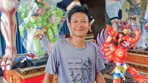 Perajin ogoh-ogoh mini yang ada di Kelurahan Padangkerta, Kecamatan/Kabupaten Karangasem kebanjiran order jelang Nyepi, Minggu (3/3/2024). (I Wayan Selamat Juniasa)