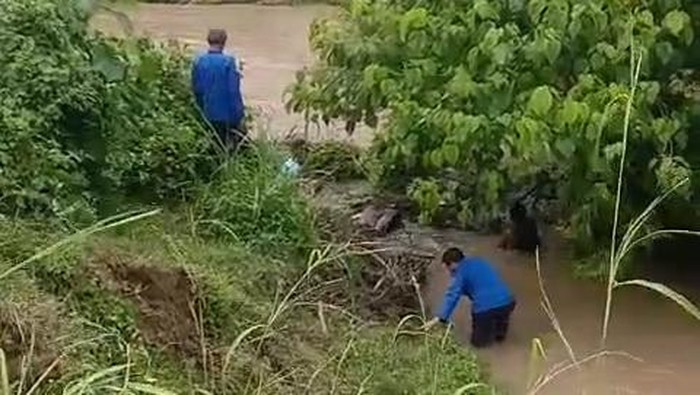 Petugas gabungan mencari Hengki yang hilang terbawa arus saat bermain di sungai.