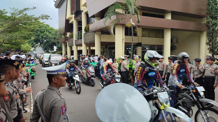 Polda Jabar memberangkatkan personel untuk Operasi Keselamatan Lodaya 2024