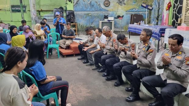 Polisi melakukan cooling system ke warga di Senen (dok istimewa)