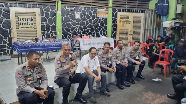 Polisi melakukan cooling system ke warga di Senen (dok istimewa)
