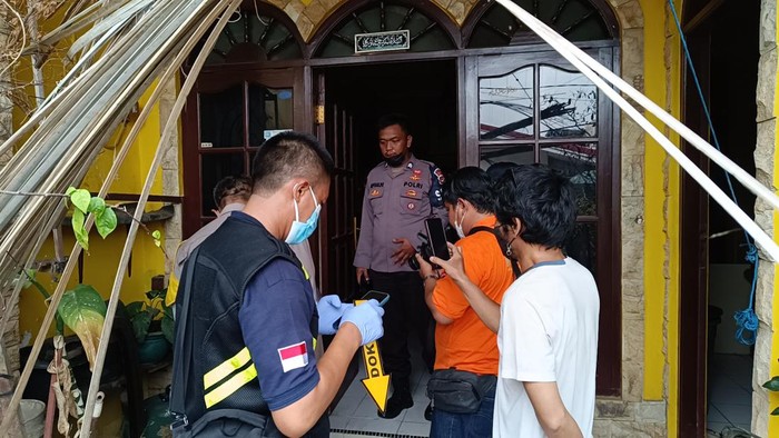 Polisi saat olah TKP penemuan mayat di Depok (Rizky/detikcom)