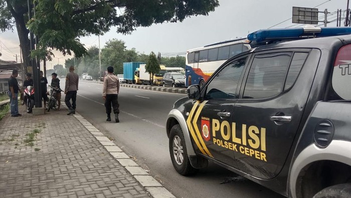 Polsek Ceper mengecek TKP viral tawuran di terminal Penggung Klaten.