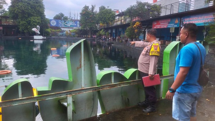 Polsek mengecek lokasi wisatawan berenang di Umbul Ponggok sebelum meninggal, Minggu (3/3/2024).