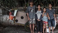 Salah satunya keluarga Satur (53th), Pria yang tinggal di gerobak bersama istrinya Amel (32th) serta anak-anaknya Ikhsan (9th) dan Septi (8th). Hampir 2 tahunan sudah mereka tinggal di gerobak berwarna cokelat ini.
