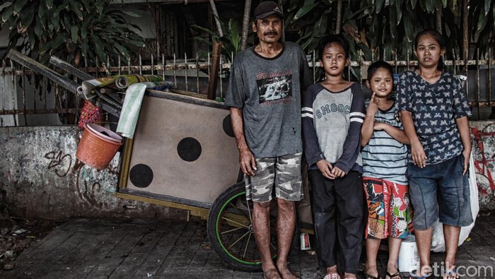 Potret Manusia Gerobak Bertarung Hidup di Ibu Kota Memasuki bulan suci Ramadan dan Idul Fitri, sejumlah manusia gerobak mulai terlihat memadati pinggiran jalan Ibu Kota Jakarta.