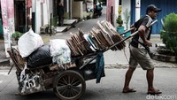Sebuah gerobak kayu dengan ukuran yang memprihatinkan itu dijadikan kendaraan sebagai ‘alat kerja’ sekaligus rumah tempat tinggalnya. Di gerobak itulah mereka mengumpulkan barang bekas yang bisa dijual kembali.