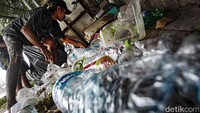 Penghasilan yang didapatkan dari menjual kardus dan botol bekas dalam sehari, Satur biasa mengumpulkan sebanyak 6kg kardus bekas dengan upah 2.500/kg. Sedangkan botol-botol bekas yang ia kumpulkan 1.500/kg. Dari hasil penjualan barang bekas, ia dapat memenuhi kebutuhan sehari-hari.