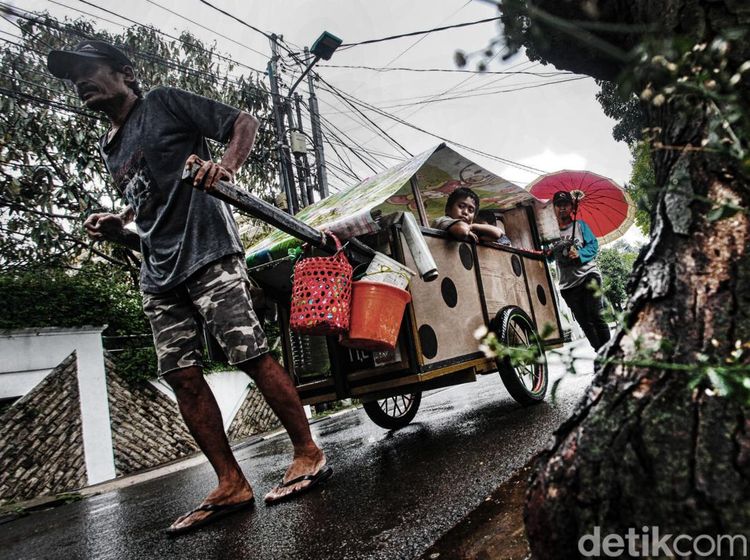 Potret Manusia Gerobak Bertarung Hidup di Ibu Kota