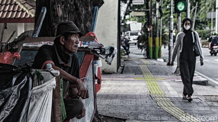 Memasuki bulan suci Ramadan dan Idul Fitri, sejumlah manusia gerobak mulai terlihat memadati pinggiran jalan Ibu Kota Jakarta. Terlebih di sekitar kawasan perkantoran segitiga emas.