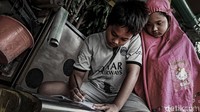 Begitu juga dengan anaknya Ikhsan dan Septi yang ingin sekali merasakan duduk di bangku sekolah. Ikhsan menyempatkan untuk membuka buku untuk belajar menulis sendiri disaat ibu dan bapaknya sedang mengumpulkan barang bekas.