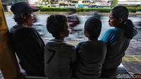 Hal yang paling ditakutkan oleh Satur dan keluarga adalah kehadiran para petugas Satpol PP. Ia dan Istrinya sangat khawatir jika anaknya tertangkap satpol PP akan dibawa ke Panti Sosial. Jika itu terjadi, Satur dan istri harus menebus anaknya dengan uang sebesar 300ribu.