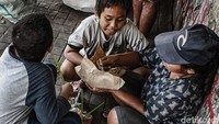 Dibalik pekerjaannya sebagai pemulung yang tinggal di gerobak, Satur beserta keluarga tetap merasakan bahagia. Dirinya berharap bisa terus bersama-sama dengan keluarganya.