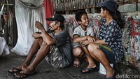 Fenomena manusia gerobak ini juga menjadi sebuah realita dan kondisi pendatang yang ingin mencari peruntungan di Jakarta, tapi tak dibekali dengan kemampuan yang matang untuk bersaing dan bertahan hidup.