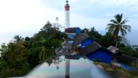 Warga mengunjungi situs wisata sejarah mercusuar Willem Toren III, Desa Meulingge Pulo Breuh, Kecamatan Pulo Aceh, Aceh Besar, Aceh, Sabtu (2/3/2024). 