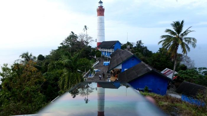 Warga mengunjungi situs wisata sejarah mercusuar Willem Toren III, Desa Meulingge Pulo Breuh, Kecamatan Pulo Aceh, Aceh Besar, Aceh, Sabtu (2/3/2024). Mercusuar yang terletak di salah satu pulau terluar di ujung barat pulau Sumatera tersebut dibangun tahun 1875 oleh Pemerintah Belanda dan menjadi peninggalan sejarah yang ramai dikunjungi wisatawan domestik dan mancanegara. ANTARA FOTO/Irwansyah Putra/YU