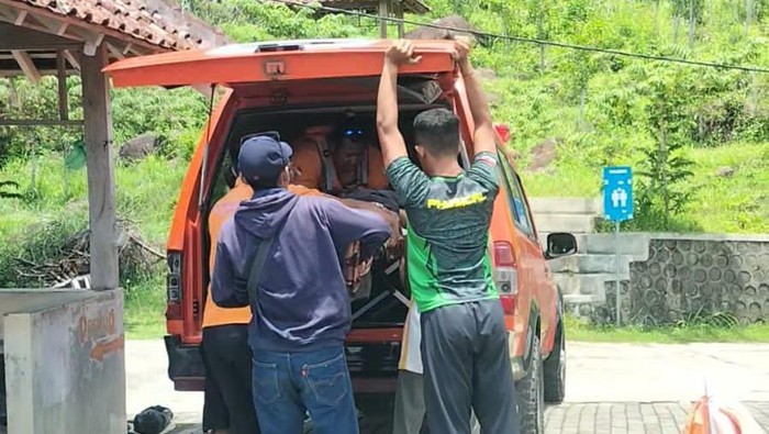 Proses evakuasi korban laka laut di Pantai Watu Lumbung, Gunungkidul, Minggu (3/3/2024).