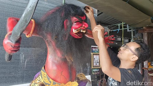 Proses pembuatan ogoh-ogoh di Gases Bali, Jalan Dukuh Sari, Denpasar, Bali pada Minggu (3/3/2024). (Ni Made Lastri Karsiani Putri-detikBali)