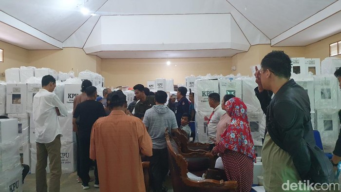 Proses penghitungan suara di PPK Sukarami diduga ada kecurangan.