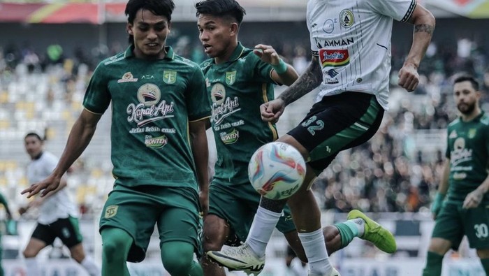 Laga Persebaya Surabaya vs PSS Sleman, Minggu (3/3/2024).