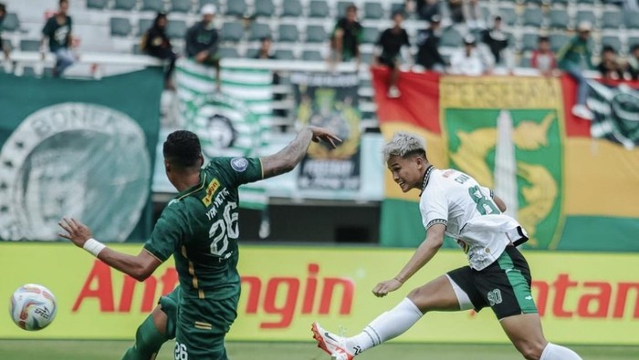 Laga Persebaya Surabaya vs PSS Sleman, Minggu (3/3/2024).