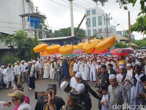 Meski Gerimis, Puluhan Ribu Umat Muslim Tetap Hadiri Ziarah Kubra