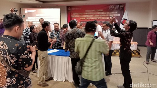 Rapat pleno terbuka rekapitulasi penghitungan suara Pemilu 2024 di Kabupaten Badung, Minggu (3/3/2024). (Agus Eka/detikBali)