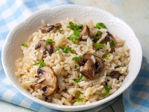 Resep Nasi Jamur Kancing Praktis Pakai Rice Cooker, Cocok Untuk Menu Bekal