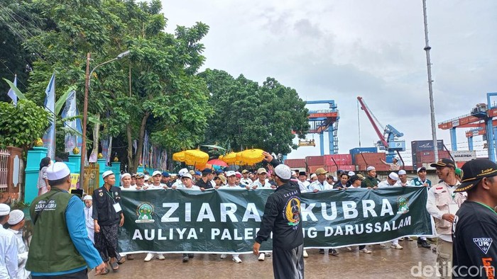 Ribuan umat muslim mengikuti ziarah kubra di Palembang.