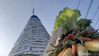 Ruwat desa di gelar di balai desa setempat. Warga juga membuat tumpeng raksasa setinggi 12 meter itu terbuat dari tempe dan hasil bumi. (Foto: Suparno/detikJatim)