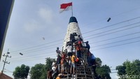 Acara ruwat desa ini antusias diikuti warga. Bahkan sejak pagi, warga sudah berkerumun di balai desa setempat untuk berebut atau sekedar menonton acara. (Foto: Suparno/detikJatim)
