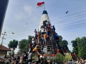 Tumpeng-tumpeng Raksasa Menyambut Bulan Suci Ramadan di Sidoarjo
