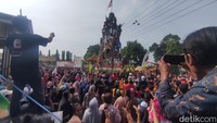 Tumpeng tempe raksasa ini diakui terinspirasi dengan tumpeng buah durian di daerah lain. (Foto: Suparno/detikJatim)