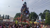 Untuk membuat tumpeng tempe raksasa ini, dibutuhkan 74 kuintal kedelai. Warga berharap ritual tumpeng tempe raksasa ini bisa jadi ikon Sidoarjo. (Foto: Suparno/detikJatim)