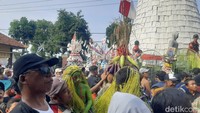 Tumpeng selanjutnya dibacakan doa sebagai bagian dari ritual. Setelah itu tumpeng lalu diperebutkan warga yang sebagian besar perajin tempe. (Foto: Suparno/detikJatim)
