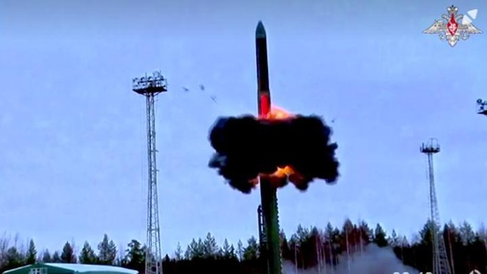 Rusia Mulai Latihan Rudal Balistik Antarbenua Yars A Yars intercontinental ballistic nuclear missile is fired during a training, from Plesetsk cosmodrome in Northern Arkhangelsk region, Russia, in this still image taken from video released March 1, 2024. Russian Defence Ministry/Handout via REUTERS ATTENTION EDITORS - THIS IMAGE WAS PROVIDED BY A THIRD PARTY. NO RESALES. NO ARCHIVES. MANDATORY CREDIT. TPX IMAGES OF THE DAY