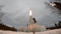 Rudal itu diluncurkan dari lapangan antariksa Plesetsk Cosmodrome ke Kura Missile Test Range di wilayah timur Kamchatka. Dalam keterangan tersebut, dijelaskan bahwa jarak antara kedua wilayah tersebut diketahui melebihi 6.700 kilometer.