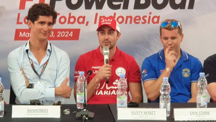 Rusty Wyat, pembalap dari Team Sharjah saat diwawancarai di Media Center Powerboat 2024 di Danau Toba, Kecamatan Balige, Kabupaten Toba